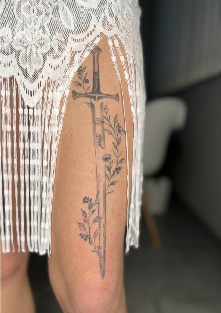 Épée florale cuisse