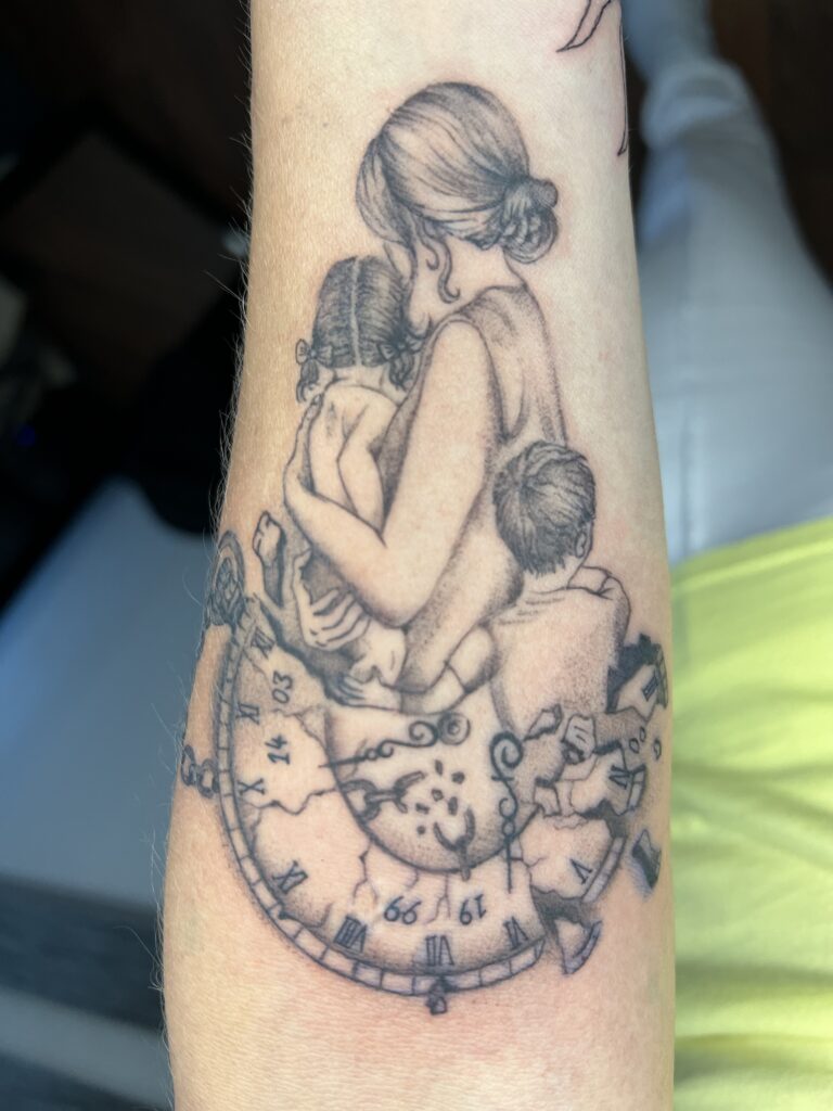 Mila avec ses enfants et montre brisée